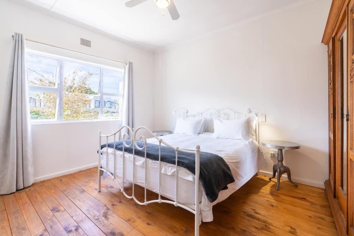 Ferienhaus Coastal Elegant 4 Bedroom Hermanus
